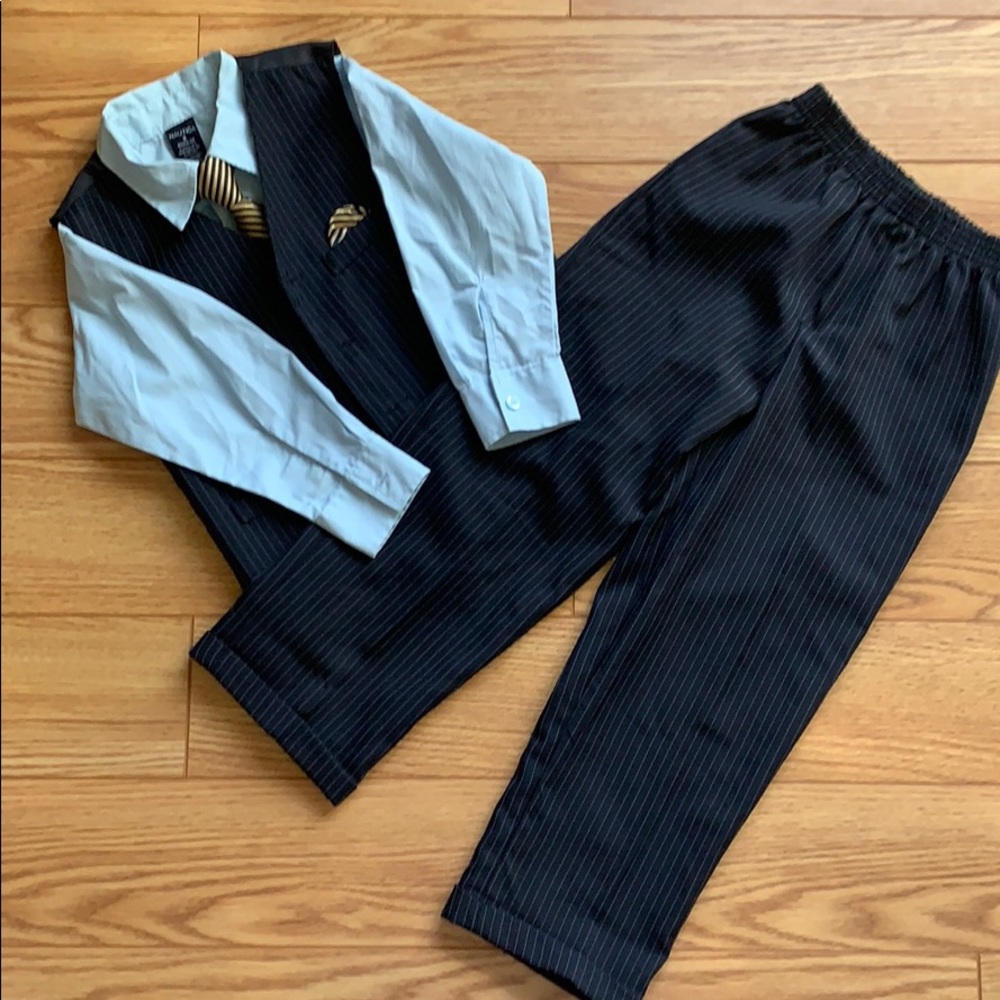4 piece boys suit with vest. Size 5.
